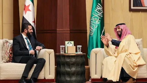 السعودية تُبرم اتفاقيات استثمارية بقيمة 6.4 مليار دولار لدعم جهود إعادة إعمار سوريا السعودية تُبرم اتفاقيات استثمارية بقيمة 6.4 مليار دولار لدعم جهود إعادة إعمار سوريا