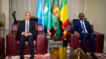 وزير الخارجية والهجرة يبحث تعزيز العلاقات الثنائية مع نظيره المالي في باماكو