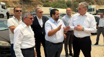 وزير النفط يتفقد منطقة الحرائق التي نشبت قرب مدينة ليماسول الساحلية في جنوب قبرص.