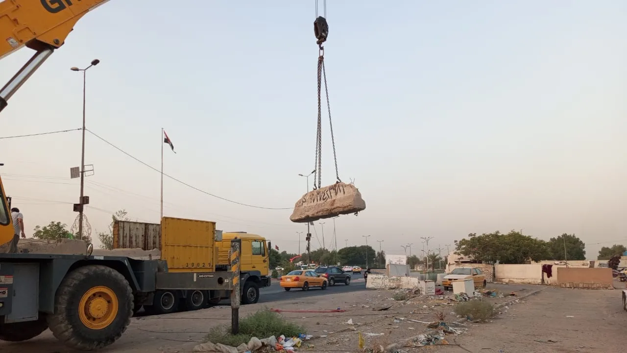 نقل كتل خرسانية في جنوب بغداد