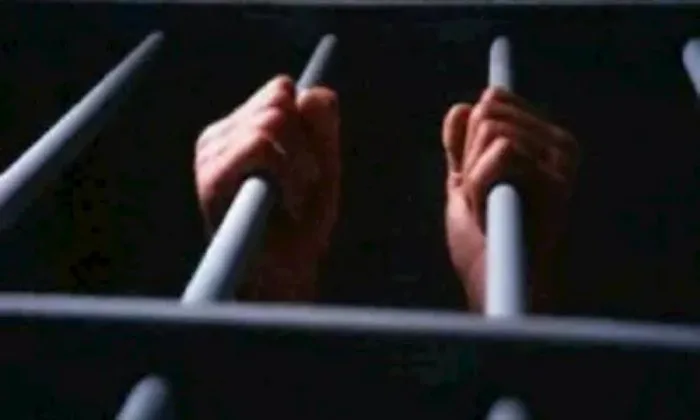 احتجاز شخص وزوجته وابنه لمدة 4 أيام على خلفية التحقيقات في قضية قتل شقيق الأول وزوجته في الفيوم