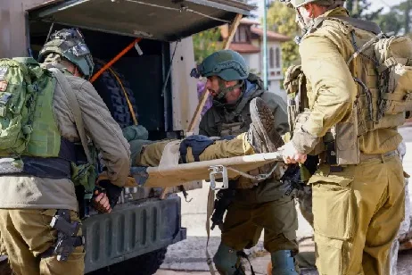 الجيش الإسرائيلي يعلن عن إصابة 8 جنود في “حادث عملي” شمال غزة ويقوم بنقلهم للمستشفى لتلقي العلاج. الجيش الإسرائيلي يعلن عن إصابة 8 جنود في “حادث عملي” شمال غزة ويقوم بنقلهم للمستشفى لتلقي العلاج.