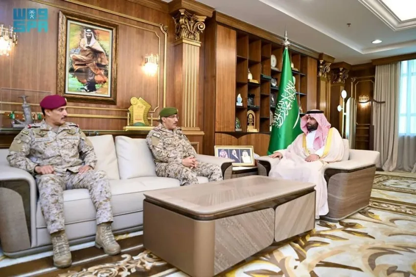 الأمير محمد بن عبدالعزيز يرحب بالقائدين السابق والحالي لقوة جازان