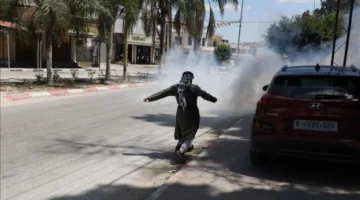 فلسطينيون يعانون من استنشاق الغاز المسيل للدموع الذي أطلقه الجيش الإسرائيلي في بيت لحم