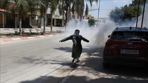 فلسطينيون يعانون من استنشاق الغاز المسيل للدموع الذي أطلقه الجيش الإسرائيلي في بيت لحم فلسطينيون يعانون من استنشاق الغاز المسيل للدموع الذي أطلقه الجيش الإسرائيلي في بيت لحم
