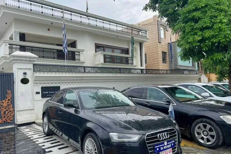 السفير المزيف: هندي يخدع ضحاياه بعروض وظائف وهمية وسفارات لدول غير موجودة السفير المزيف: هندي يخدع ضحاياه بعروض وظائف وهمية وسفارات لدول غير موجودة