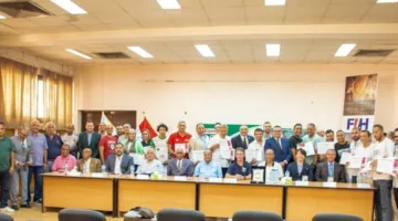 توزيع شهادات الدورة العالمية لمدربي الهوكي