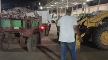 ضبط جرار ولودر أثناء dumping مخلفات الهدم على طريق عام في المنوفية