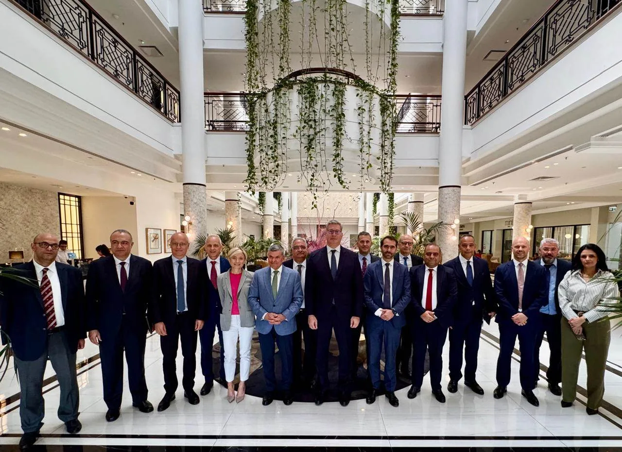 وزير البترول يجتمع مع وزير الطاقة والتجارة والصناعة القبرصي في العاصمة نيقوسيا. وزير البترول يجتمع مع وزير الطاقة والتجارة والصناعة القبرصي في العاصمة نيقوسيا.