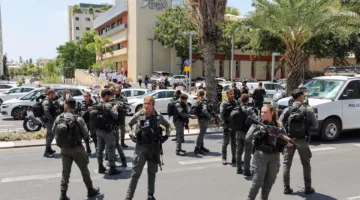 آلاف المحتجين في تل أبيب يدعون إلى وقف الحرب في غزة.