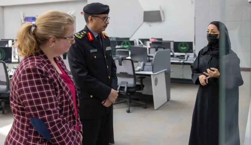 مستشارة الأمن في السفارة الكندية تتفقد مركز (911) في الرياض مستشارة الأمن في السفارة الكندية تتفقد مركز (911) في الرياض