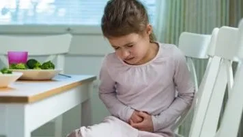 القلق والشوكولاتة: عوامل غير متوقعة تؤدي إلى عسر الهضم لدى الأطفال