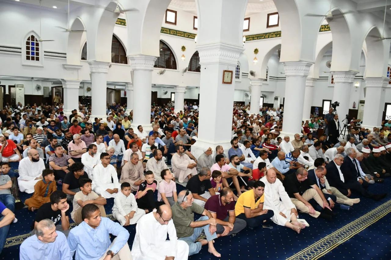 فتاوى حول حديث المصلين أثناء خطبة الجمعة.. الإفتاء تنبه من الكلام الباطل.