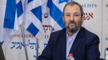 باراك: إسرائيل أصبحت دولة معزولة، والحل الوحيد لإنقاذها هو الاحتجاجات السلمية.