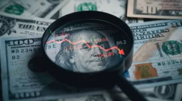 الدولار يتراجع أمام الجنيه مع استمرار تأثير الأموال الساخنة.