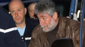 إطلاق سراح اللبناني جورج عبدالله من السجن الفرنسي بعد 40 سنة من الاعتقال وطائرة خاصة تنقله إلى بيروت وسط استقبال جماهيري حاشد.