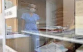 الولايات المتحدة: اعتقال ممرضة استخدمت 20 اسمًا مستعارًا وثائق مزيفة للعمل