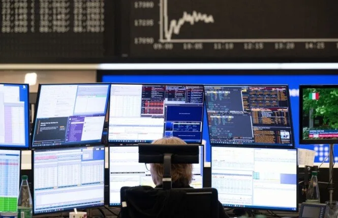 الأسواق الأوروبية تبدأ بتراجع مع انتظار المستثمرين لمفاوضات التجارة الأمريكية