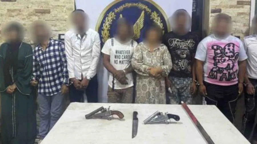 القبض على طرفي مشاجرة في القاهرة بتهمة حيازتهم أسلحة نارية وسكاكين.