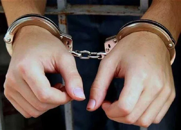 الفيسبوك يكشف هويته.. القبض على المتهم بالترويج لبيع أسلحة بيضاء في الإسماعيلية الفيسبوك يكشف هويته.. القبض على المتهم بالترويج لبيع أسلحة بيضاء في الإسماعيلية