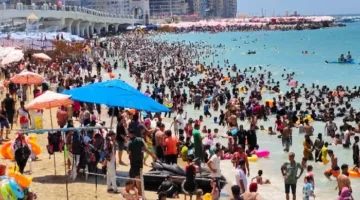 «الإسكندرية تزدحم بالزوار».. شواطئ عروس البحر الأبيض تحوّلت إلى ملاذ لآلاف المصريين الهاربين من حرارة الصيف.