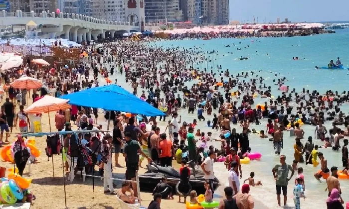 «الإسكندرية تزدحم بالزوار».. شواطئ عروس البحر الأبيض تحوّلت إلى ملاذ لآلاف المصريين الهاربين من حرارة الصيف.
