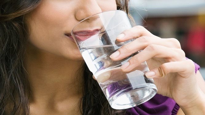 فوائد مذهله لشرب الماء في الصباح
