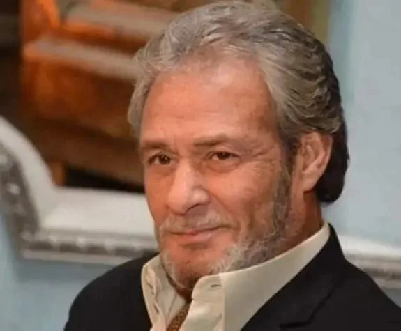 في الذكرى السنوية لرحيل فاروق الفيشاوي.. قصة نجم لم يتراجع أمام أي تحدٍ، حتى مرض السرطان. في الذكرى السنوية لرحيل فاروق الفيشاوي.. قصة نجم لم يتراجع أمام أي تحدٍ، حتى مرض السرطان.