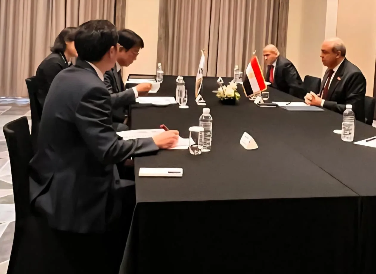 وزير الطيران يتباحث مع مسؤولين من قطاع الطيران الكوري حول سبل التعاون في تطوير المطارات.