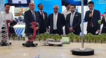 رئيس هيئة قناة السويس الاقتصادية يقوم بزيارة منطقة تيانجين الاقتصادية ويتفقد ميناء تيانجين لاستكشاف فرص التعاون.