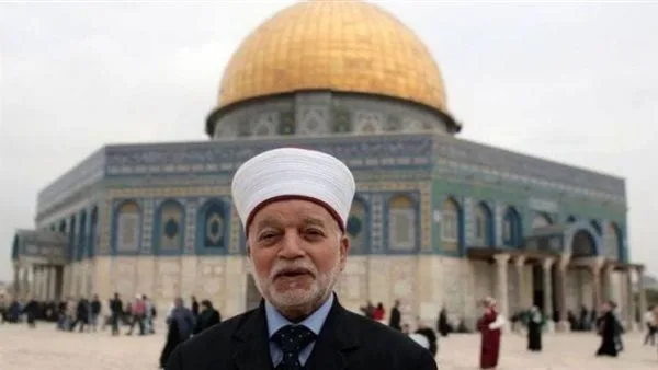 الجيش الإسرائيلي يعتقل مفتي القدس من داخل المسجد الأقصى الجيش الإسرائيلي يعتقل مفتي القدس من داخل المسجد الأقصى