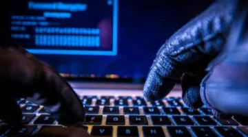 إلقاء القبض على 23 شخصاً في أكبر شبكة احتيال عبر منصة إلكترونية