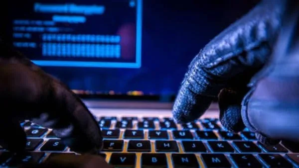 إلقاء القبض على 23 شخصاً في أكبر شبكة احتيال عبر منصة إلكترونية إلقاء القبض على 23 شخصاً في أكبر شبكة احتيال عبر منصة إلكترونية