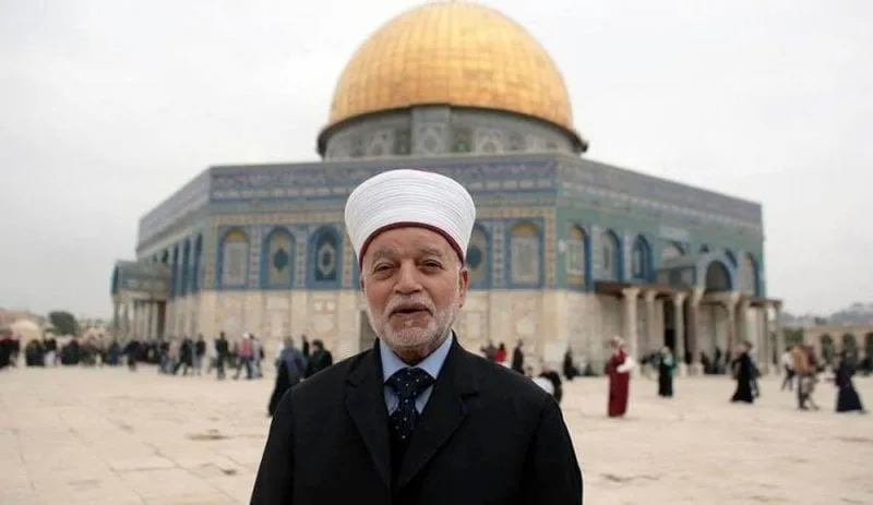 بعد أن دعا لأسر الشهداء في غزة.. قوات الاحتلال تعتقل مفتي القدس من المسجد الأقصى بعد أن دعا لأسر الشهداء في غزة.. قوات الاحتلال تعتقل مفتي القدس من المسجد الأقصى