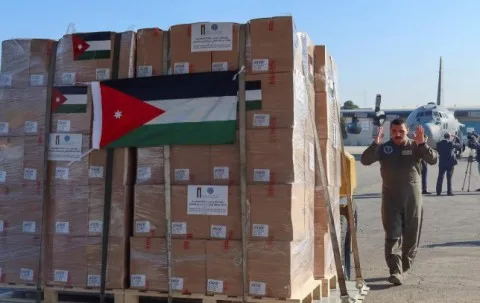 عودة إلى سيناريو “إسقاط المساعدات من الجو”: الأردن يسعى لتخفيف التعنت الإسرائيلي، ومسؤول يؤكد لـ”رأي اليوم” رغبتنا في استغلال الضغوط الدولية، مع إدخال المزيد من الشاحنات قدر المستطاع بعد توقف المفاوضات.