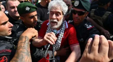 عند وصوله لمطار بيروت، جورج عبدالله يُعبر عن التزامه بـ”المقاومة” من أجل فلسطين بعد قضاء أربعين عاماً في سجون فرنسا.