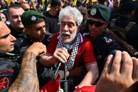 عند وصوله لمطار بيروت، جورج عبدالله يُعبر عن التزامه بـ”المقاومة” من أجل فلسطين بعد قضاء أربعين عاماً في سجون فرنسا. عند وصوله لمطار بيروت، جورج عبدالله يُعبر عن التزامه بـ”المقاومة” من أجل فلسطين بعد قضاء أربعين عاماً في سجون فرنسا.