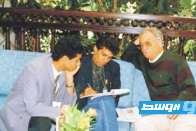 المدرب المصري الراحل محمد عبده صالح الوحش خلال حوار مع الصحفي زين العابدين بركان (أرشيفية: الإنترنت)