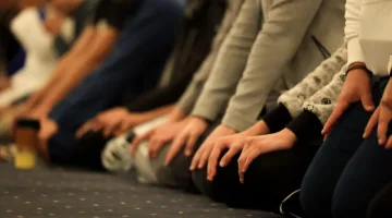 هل تُعتبر صلاة الجمعة جماعة لمن لحِق بالتشهد الأخير؟ إليك التفاصيل حول الحكم.