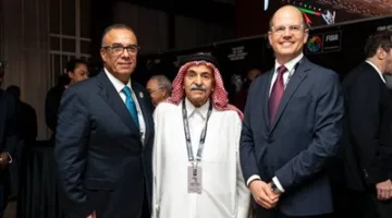 عمرو مصيلحي يلتقي برئيس الاتحاد الدولي لكرة السلة خلال اجتماعات الاتحاد الأفريقي.