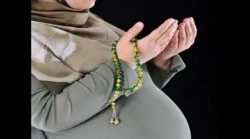 هل يمكن للحامل أن تصلي وهي جالسة؟.. إجابة أمين الفتوى