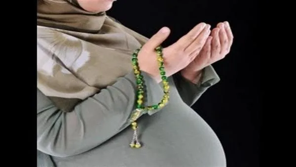 هل يمكن للحامل أن تصلي وهي جالسة؟.. إجابة أمين الفتوى