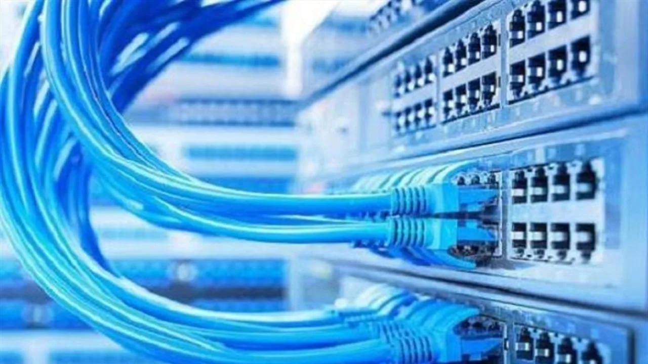 ما السبب وراء انقطاع الإنترنت يومياً من منتصف الليل حتى الساعة السادسة صباحاً؟