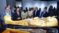 وزير الخارجية يقدم نسخة لتمثال مومياء إلى متحف الحضارات الإفريقية في داكار