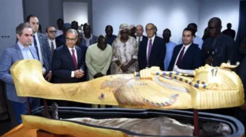 وزير الخارجية يقدم نسخة من مومياء وتابوت الملك توت عنخ آمون لمتحف الحضارات الإفريقية في داكار.