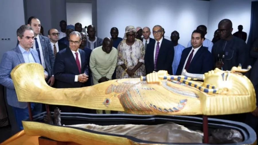 وزير الخارجية يقدم نسخة من مومياء وتابوت الملك توت عنخ آمون لمتحف الحضارات الإفريقية في داكار.