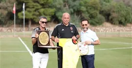 رئيس البنزرتي يمنح درع النادي لوفد الأهلي