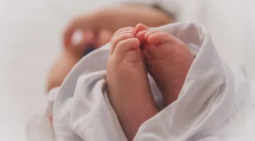 الحياة تنطلق من الرصيف: قصة طفلة حديثة الولادة وُجدت بمفردها في قنا