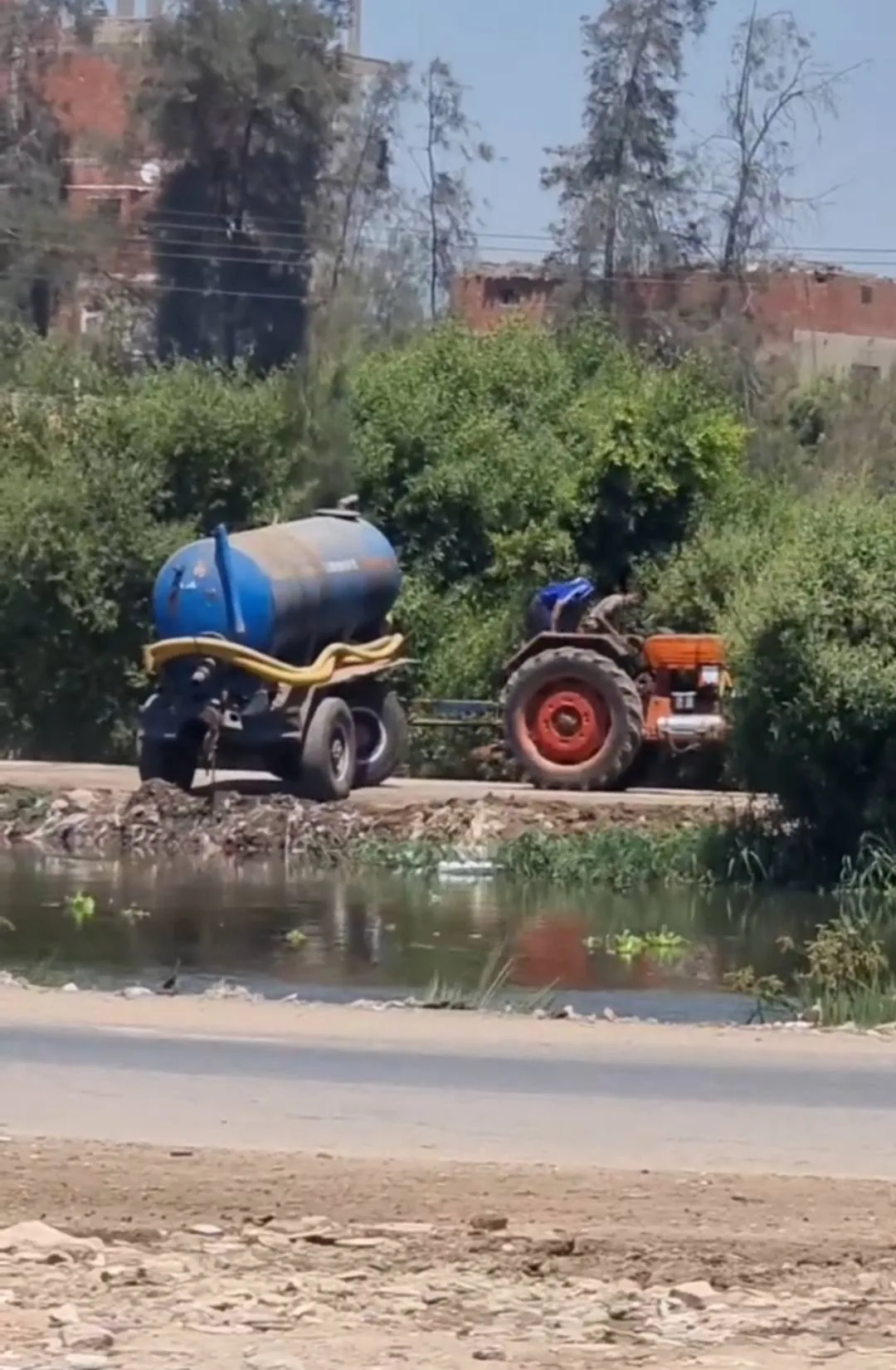 إلقاء القبض على شخصين قاما بإسقاط مياه الصرف الصحي في إحدى الترع بالشرقية