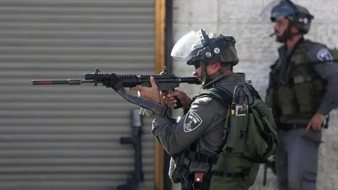 إصابة طفل فلسطيني برصاص المستوطنين الإسرائيليين في وسط الضفة الغربية